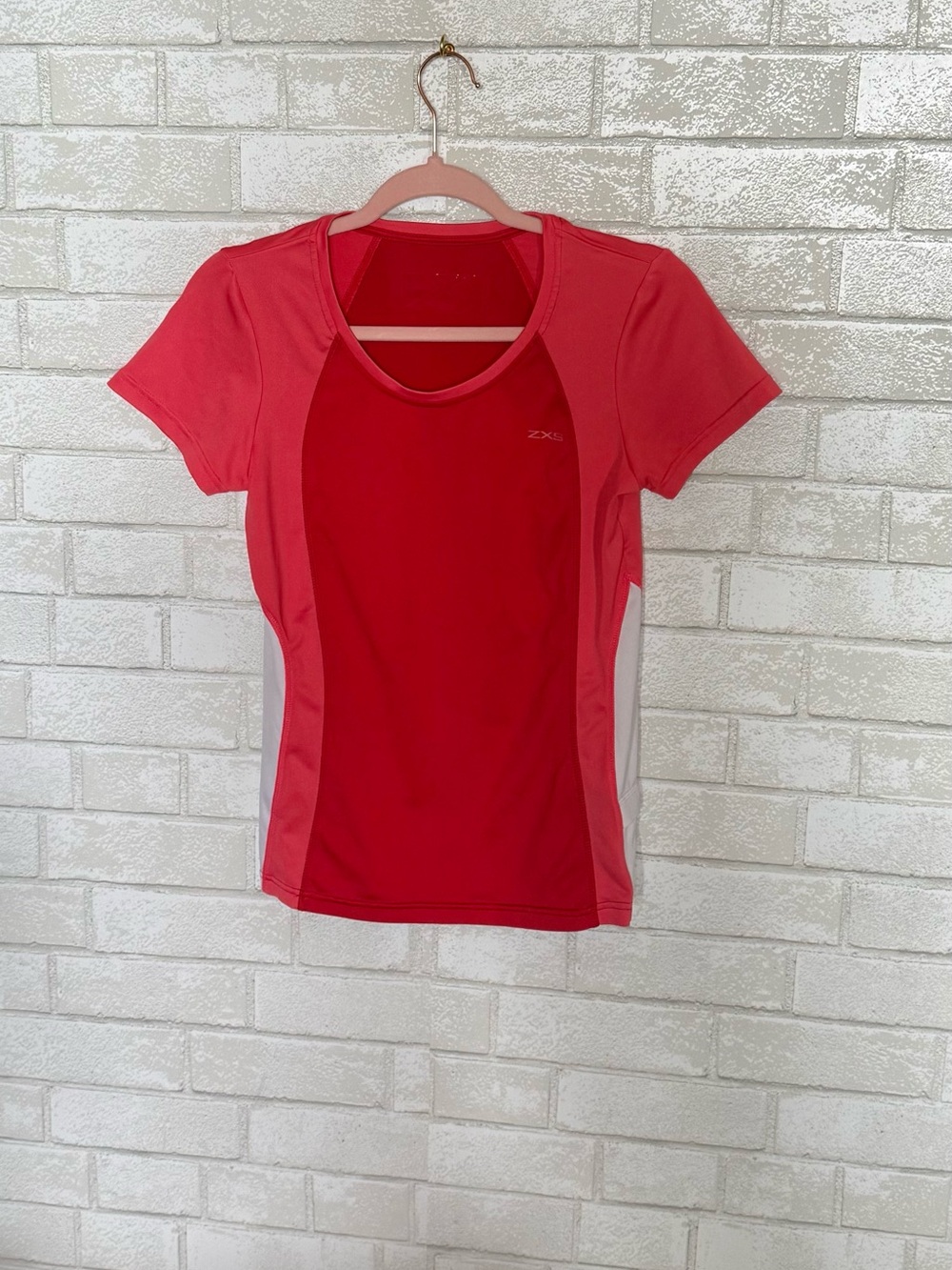 🏃‍♀️🏓🛼🌸👟☀️🥥
Women's Red Performance Athletic Tee